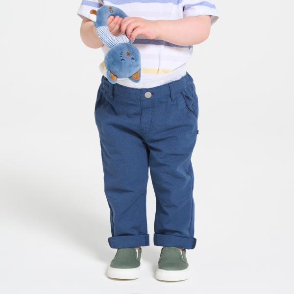 بنطال من القطن الفاخر بخطوط دقيقة باللون الأزرق للفتيان الصغار